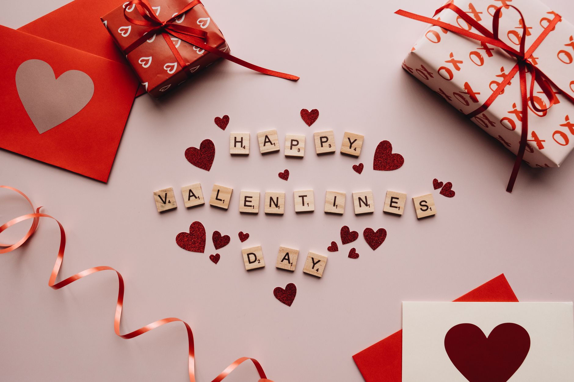 Gambar kartu Valentine dengan dekorasi merah muda, menampilkan tulisan Happy Valentine Day yang penuh kasih.