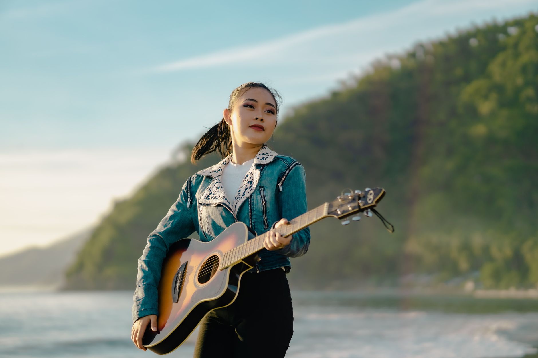 Penampilan teks lirik lagu Sabar dengan tipografi modern menampilkan kata demi kata penuh makna.
